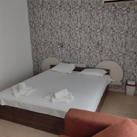 Ideal Three Bed For Families Closed To The Apartment *