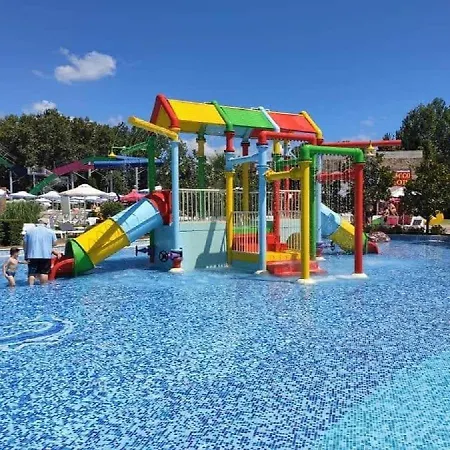 Ideal Three Bed For Families Closed To The アパート